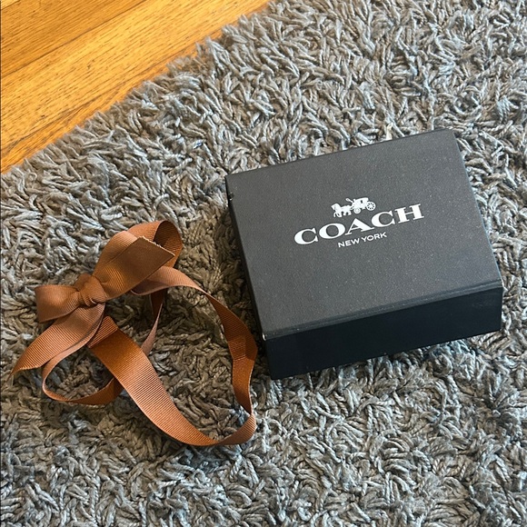 NWT Coach 1941 Turnlock Card Case Tea Rose Studs Black Glovetanned Leather - Picture 3 of 12